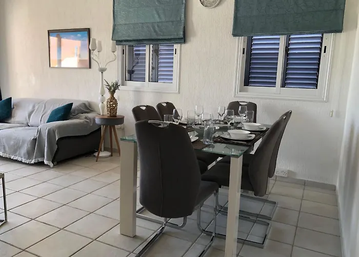 Stylish 3Br Apt - Modern Decor Balcony & Pool - Close To The Beach And Amenities