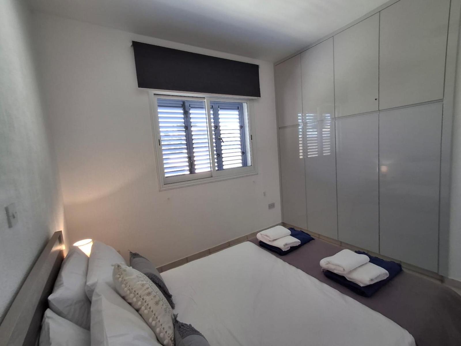 Stylish 3br - Modern Decor Balcony & Pool - Close To The And Amenities