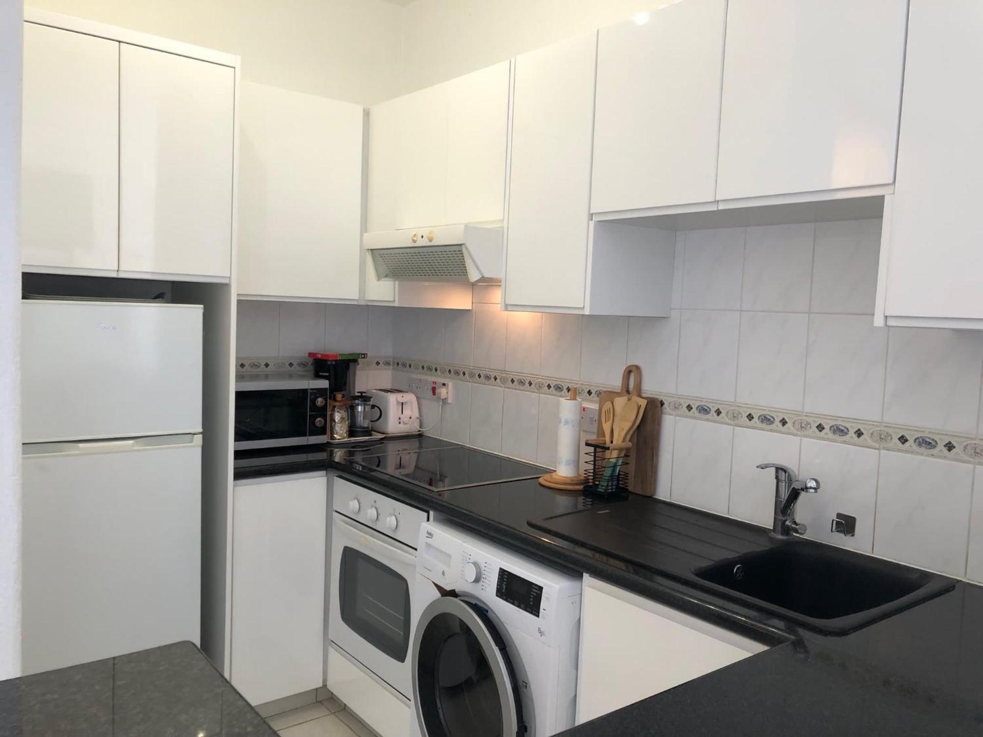 Stylish 3br - Modern Decor Balcony & Pool - Close To The And Amenities