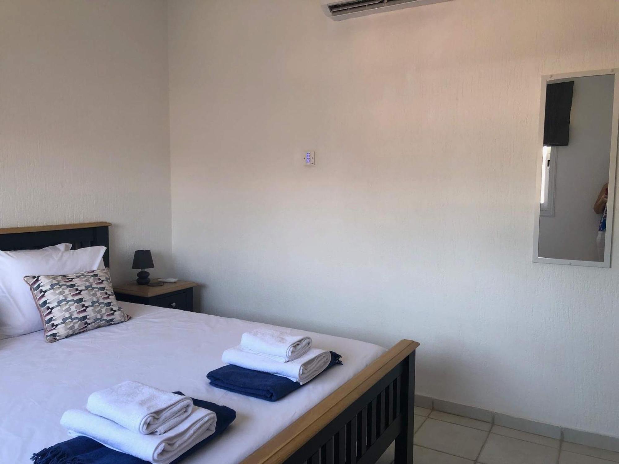 Stylish 3br - Modern Decor Balcony & Pool - Close To The And Amenities Apartment *