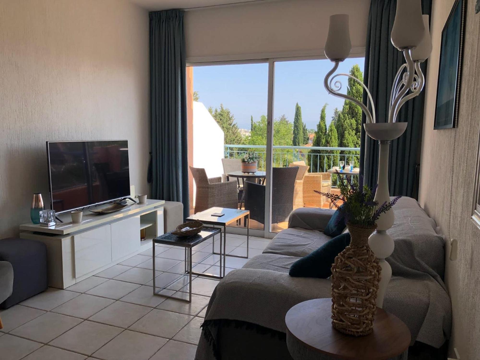 Stylish 3br - Modern Decor Balcony & Pool - Close To The And Amenities Apartment Paphos