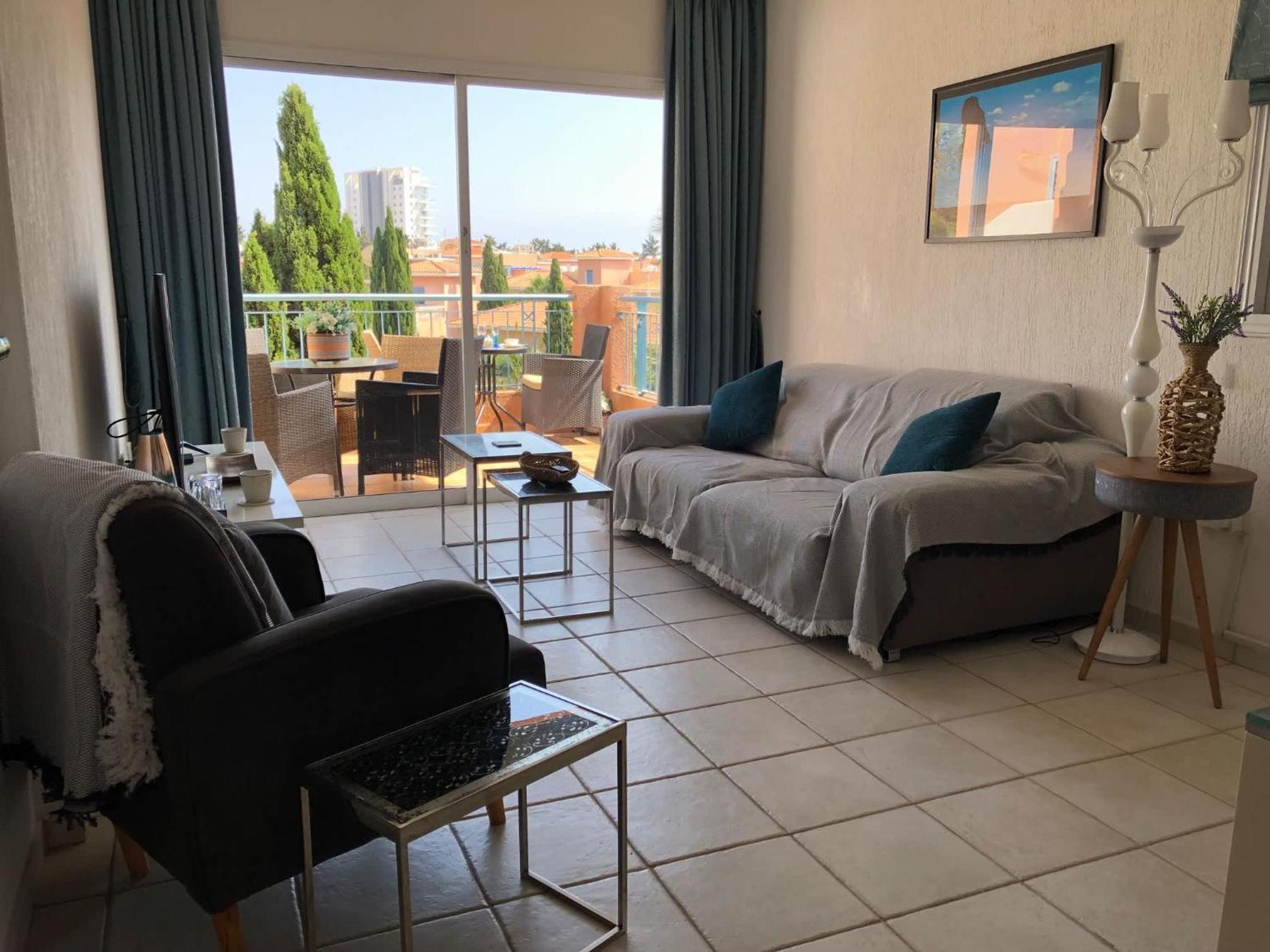 Stylish 3br - Modern Decor Balcony & Pool - Close To The And Amenities Apartment *