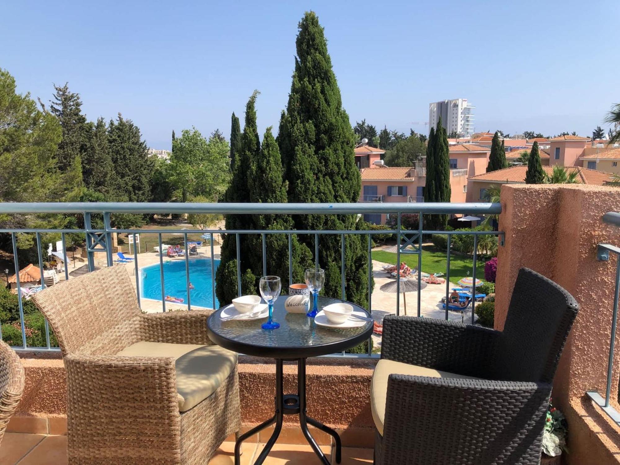 Stylish 3br - Modern Decor Balcony & Pool - Close To The And Amenities Apartment Paphos