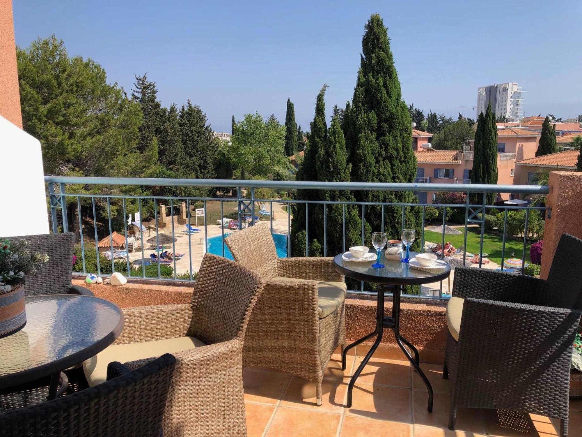 Stylish 3br - Modern Decor Balcony & Pool - Close To The And Amenities Apartment