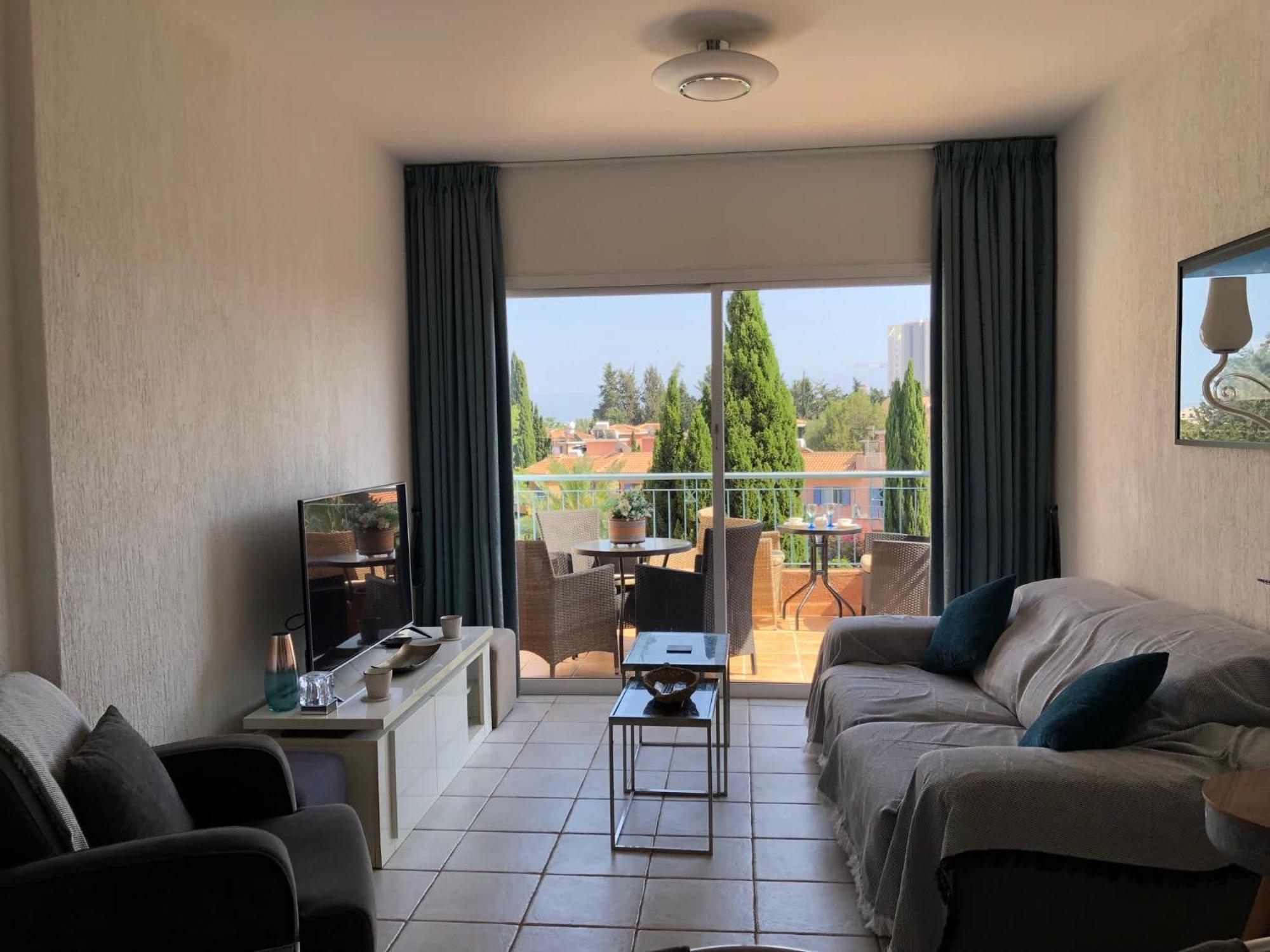 Stylish 3br - Modern Decor Balcony & Pool - Close To The And Amenities